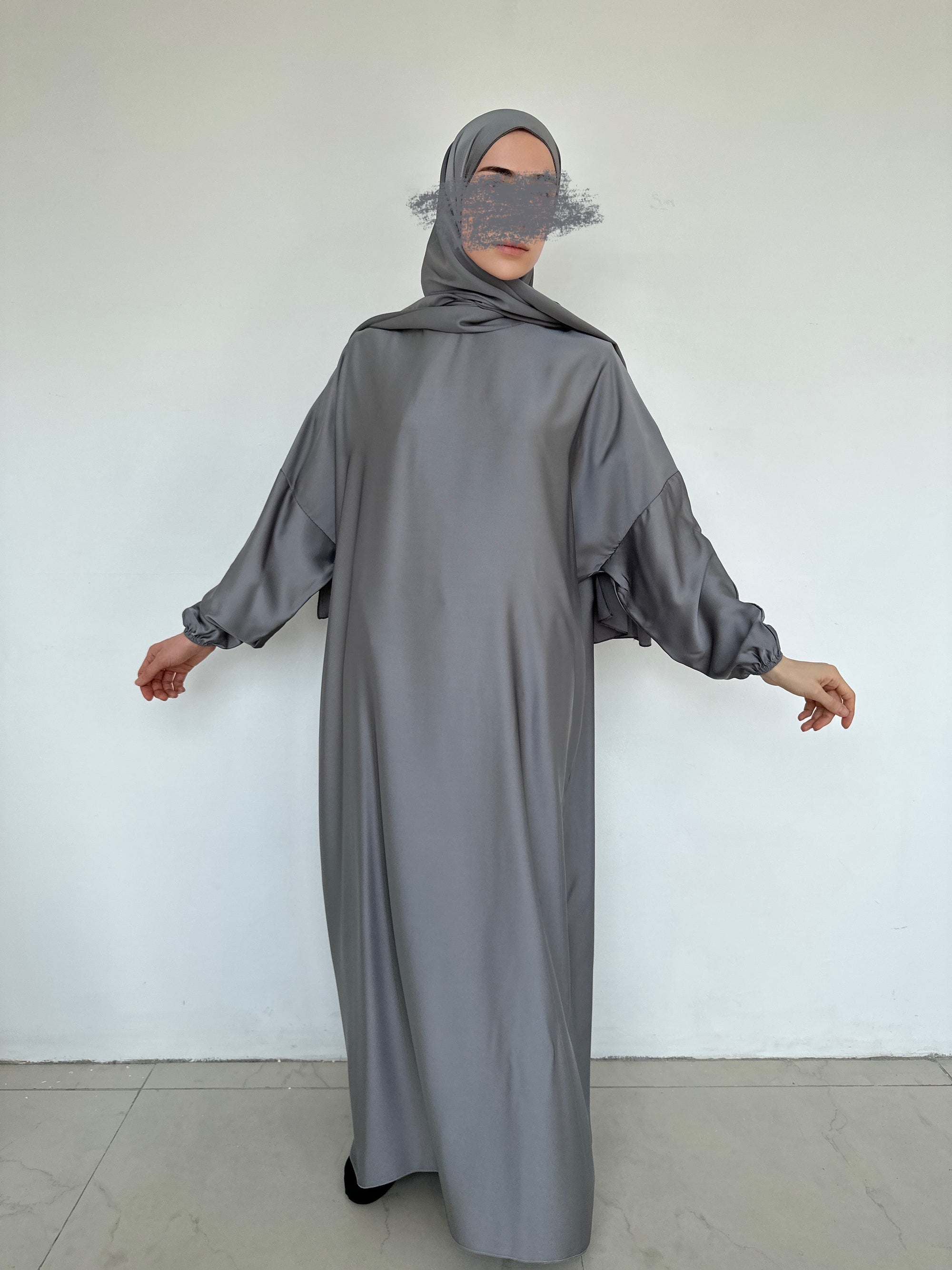 ABAYA SATINÉ HIJAB INTÉGRÉ