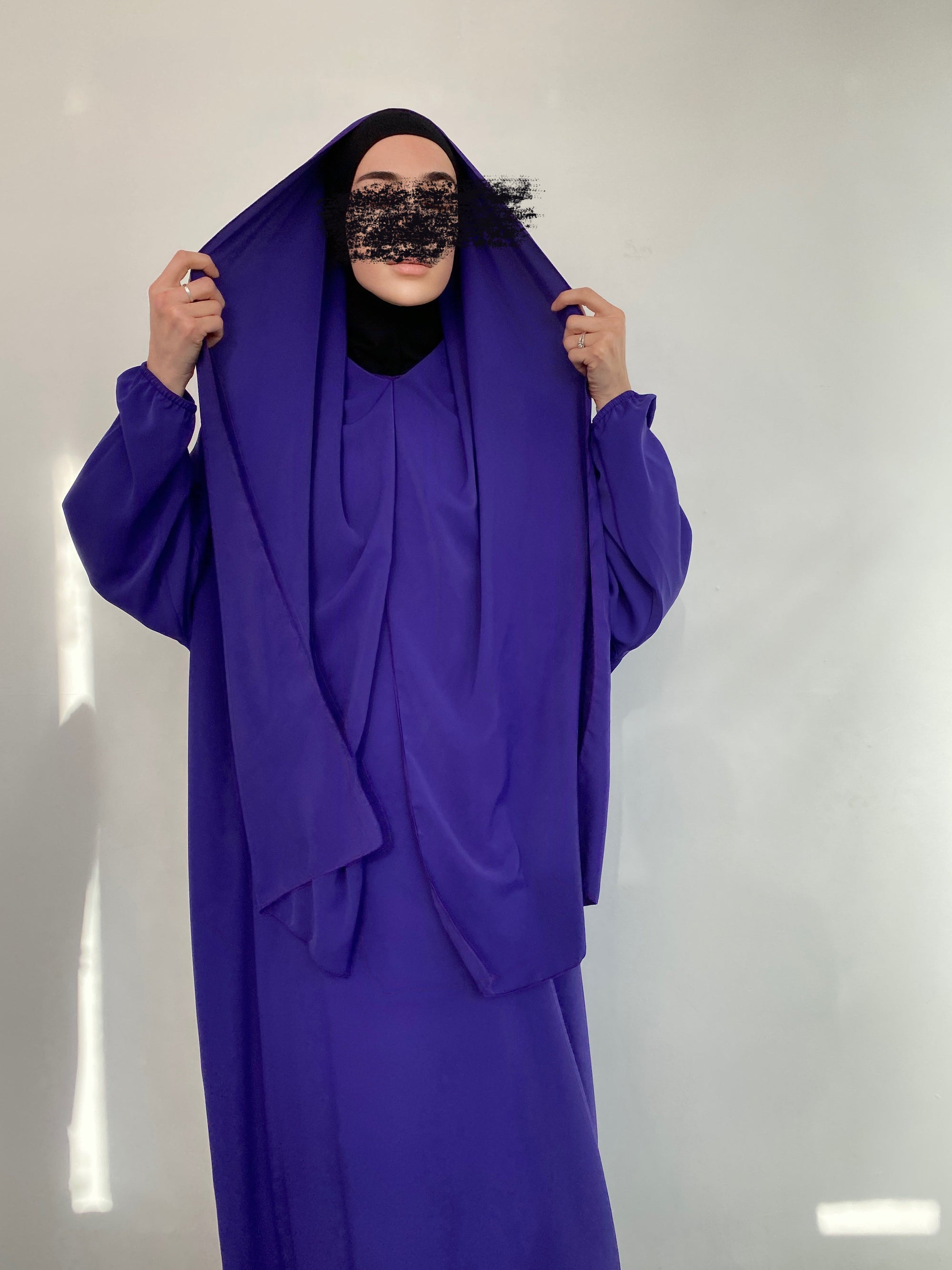 ABAYA SOIE DE MÉDINE INTÉGRÉ AUBERGINE