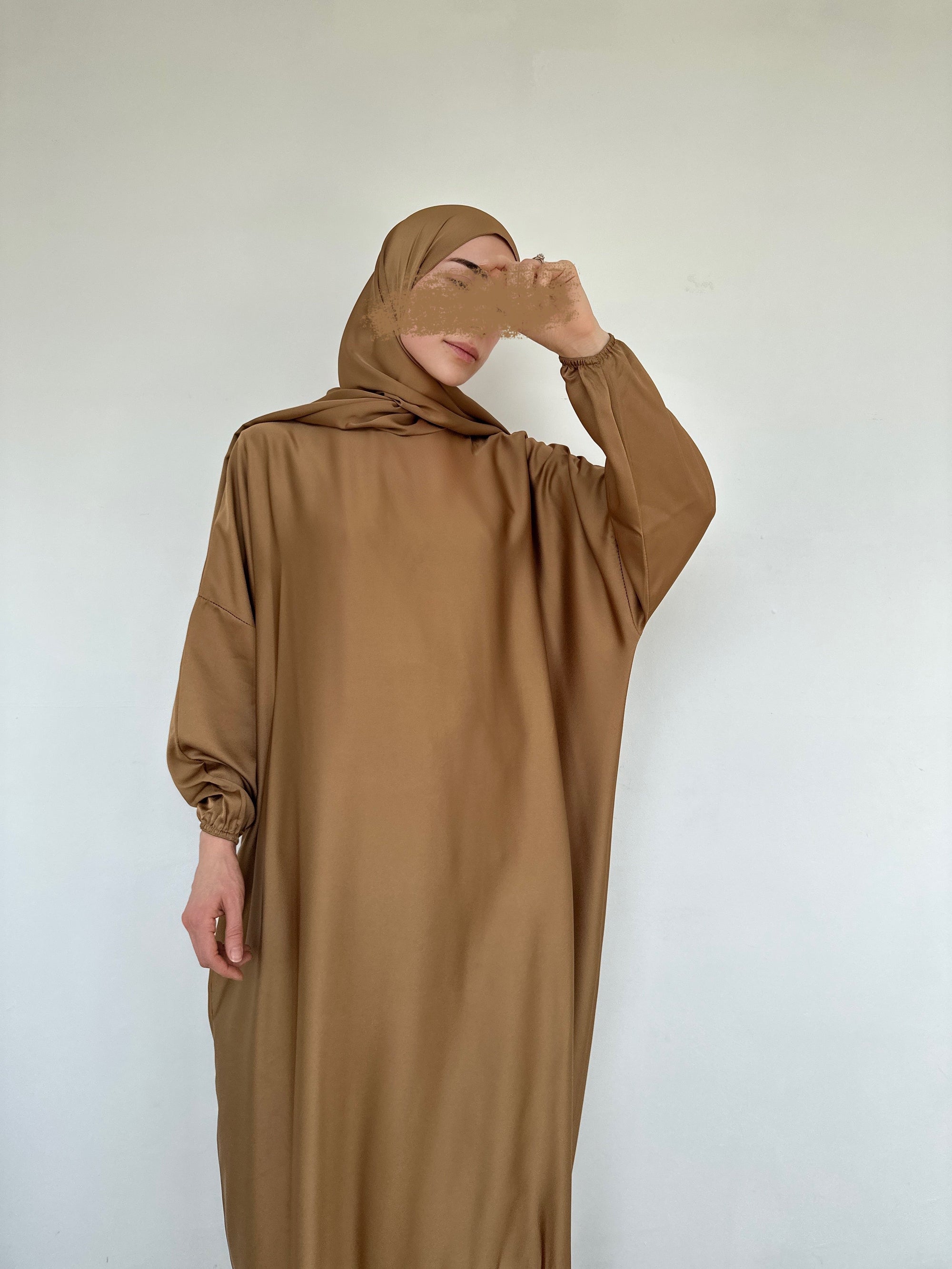 ABAYA SATINÉ HIJAB INTÉGRÉ