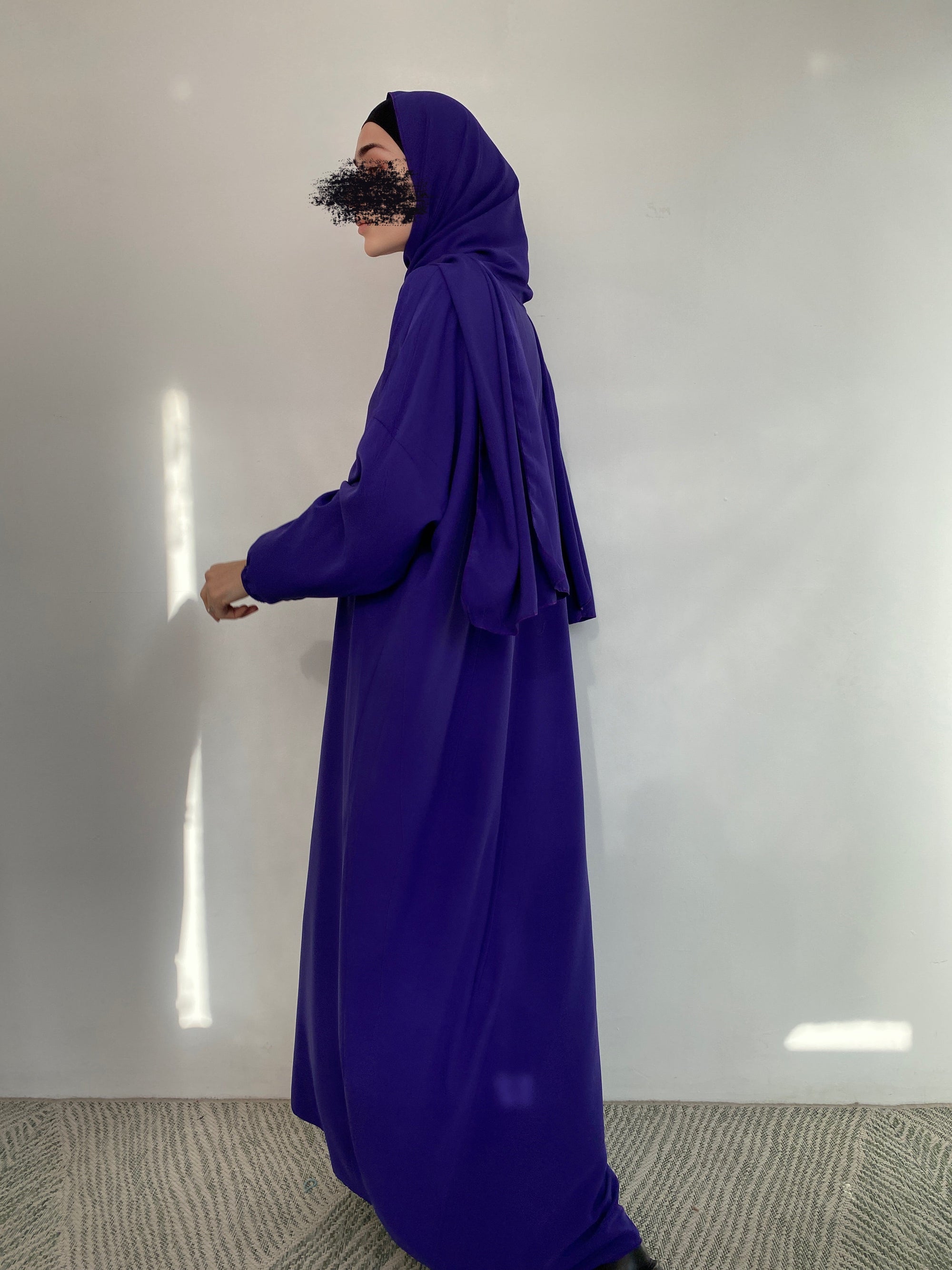ABAYA SOIE DE MÉDINE INTÉGRÉ AUBERGINE
