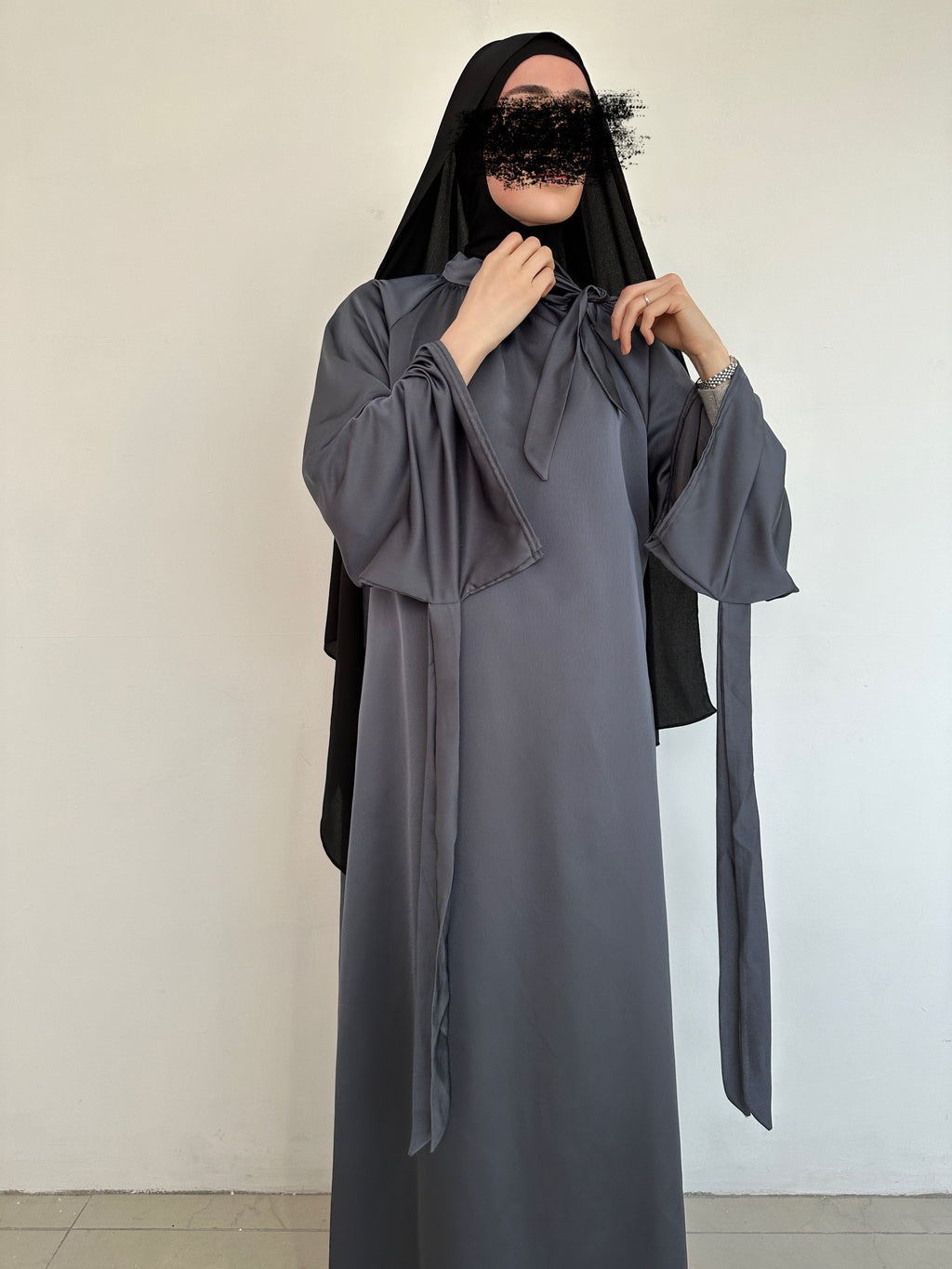 ABAYA SATINÉ GRIS FONCÉ