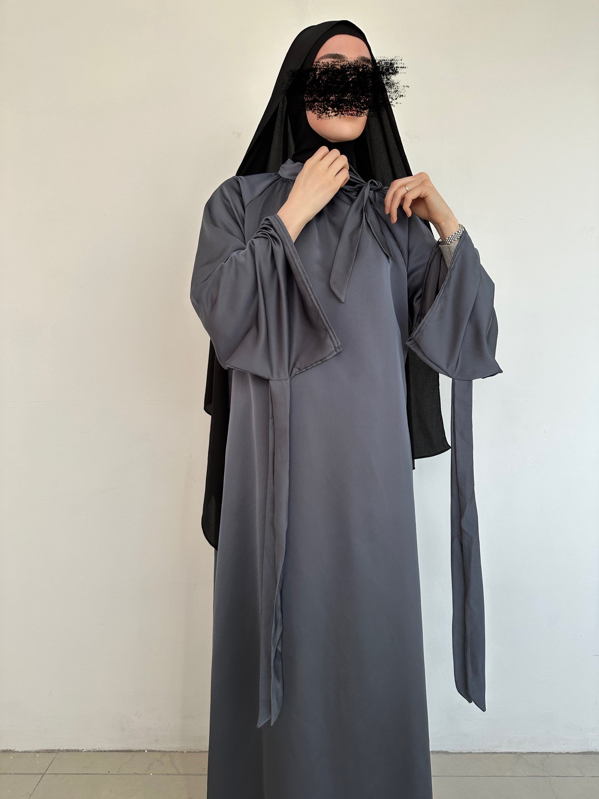 ABAYA SATINÉ GRIS FONCÉ