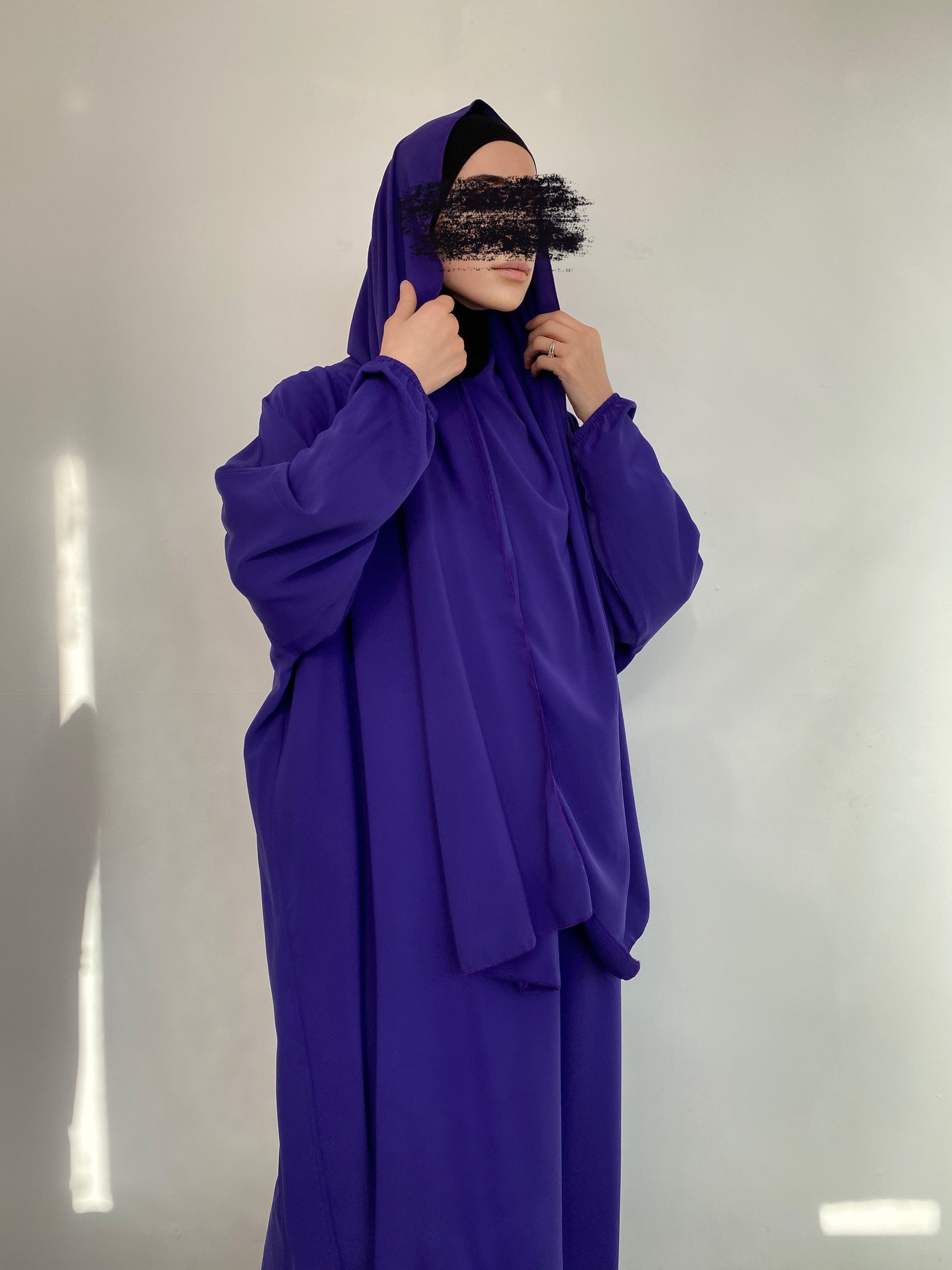 ABAYA SOIE DE MÉDINE INTÉGRÉ AUBERGINE