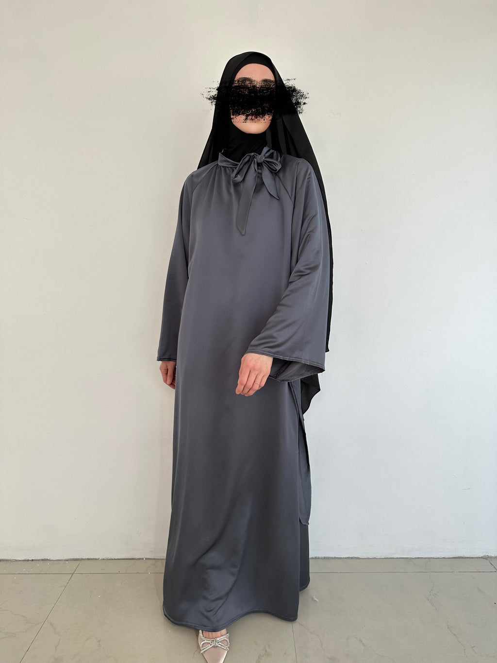 ABAYA SATINÉ GRIS FONCÉ