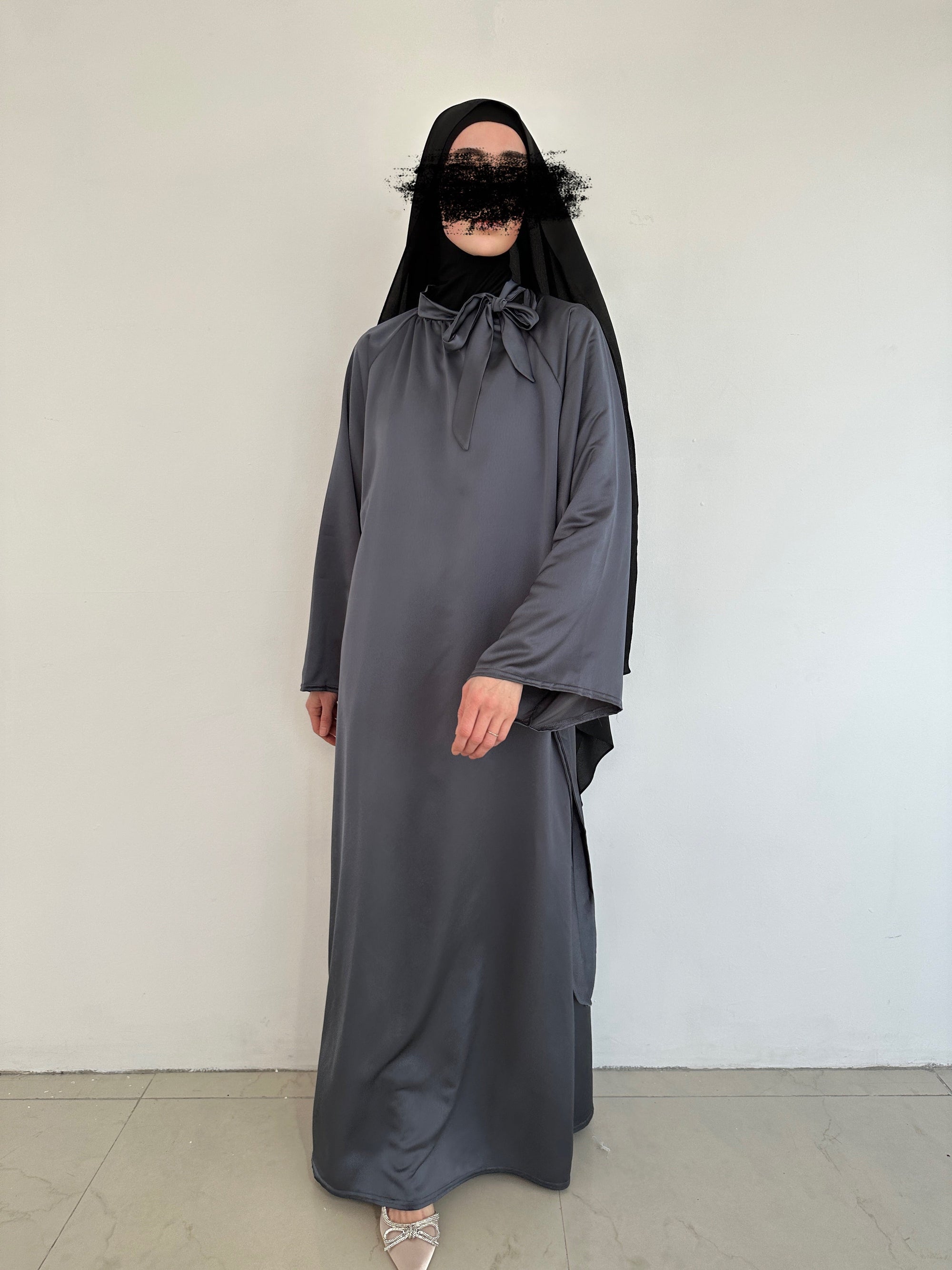 ABAYA SATINÉ GRIS FONCÉ